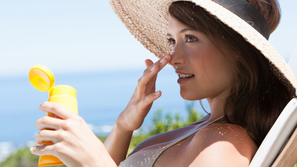 20160813 woman applying sunscreen_0808